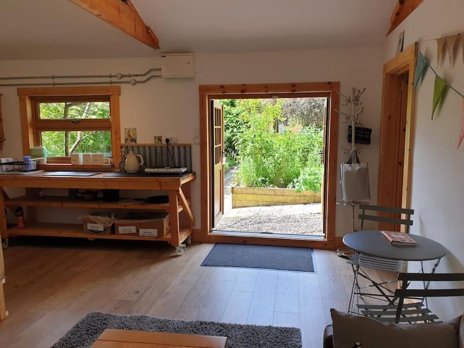 The Potting Shed Near Tenby, 100" Projector, Four Poster Bed, On-Site Hot Tub Access Via Spa Pack, Breakfast Exterior foto