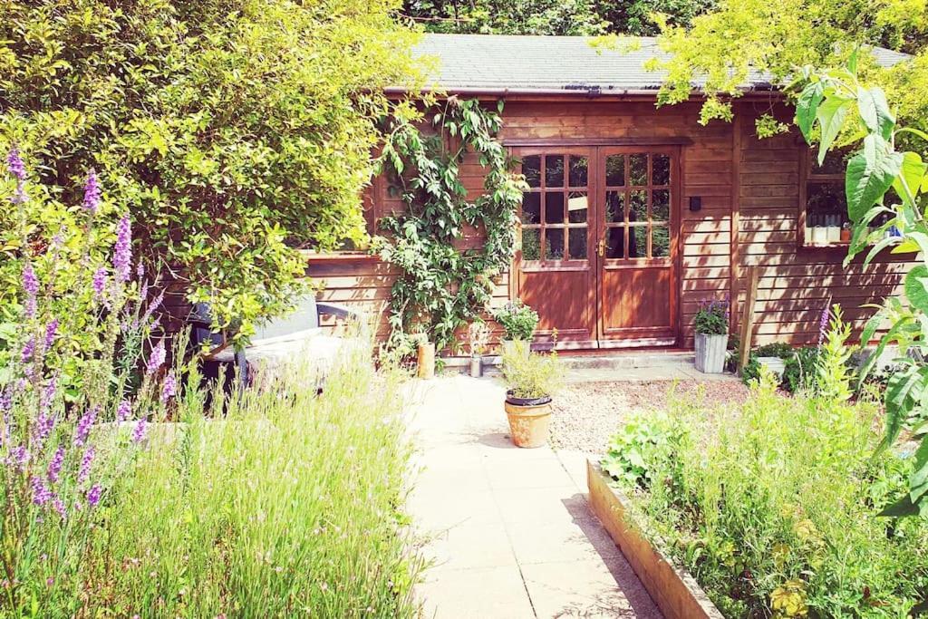 The Potting Shed Near Tenby, 100" Projector, Four Poster Bed, On-Site Hot Tub Access Via Spa Pack, Breakfast Exterior foto