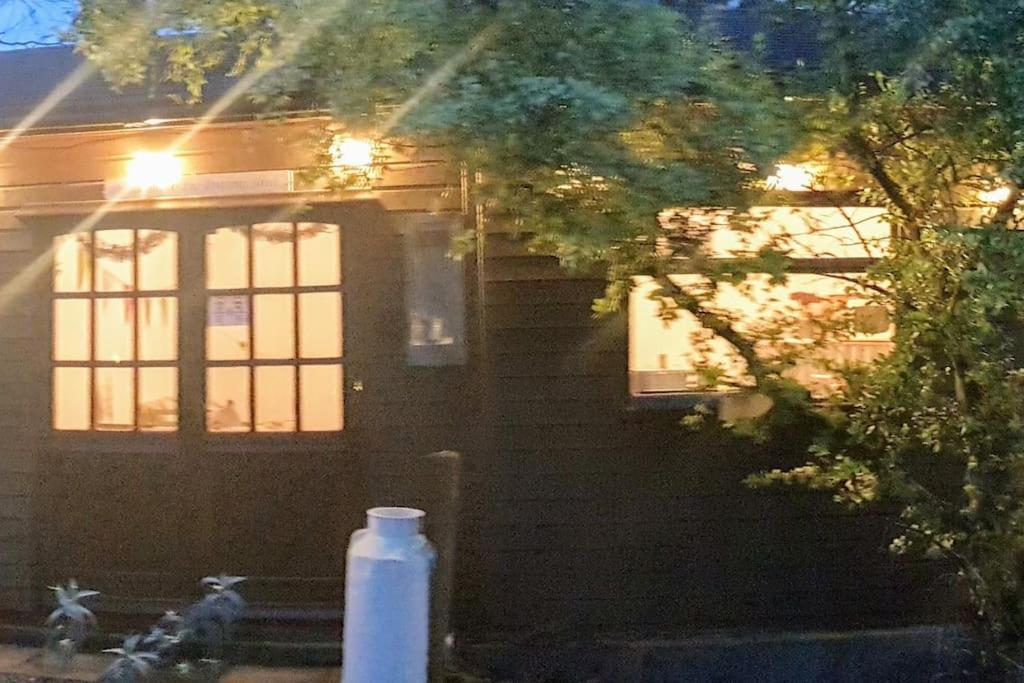The Potting Shed Near Tenby, 100" Projector, Four Poster Bed, On-Site Hot Tub Access Via Spa Pack, Breakfast Exterior foto