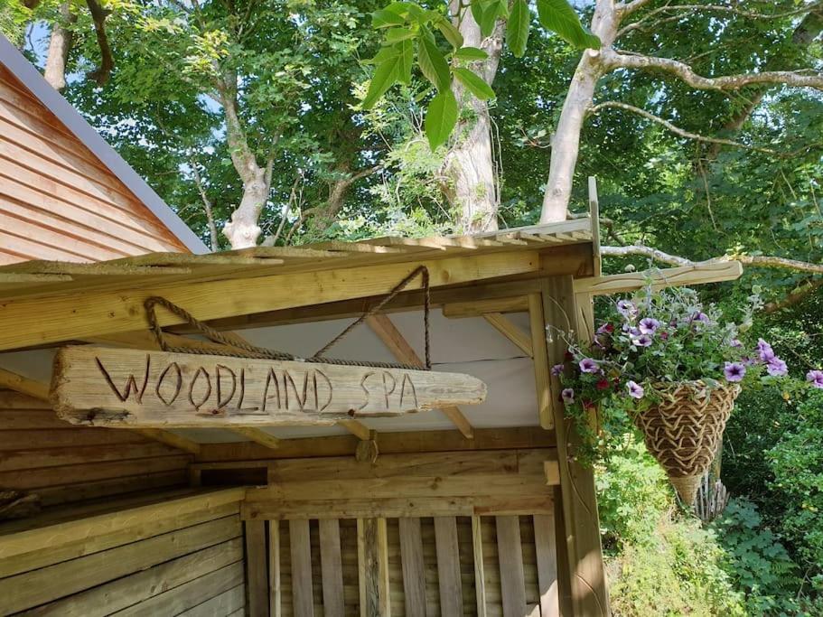 The Potting Shed Near Tenby, 100" Projector, Four Poster Bed, On-Site Hot Tub Access Via Spa Pack, Breakfast Exterior foto